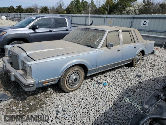 1984 Lincoln Town Car z VIN 1LNBP96F2EY683747, wystawiony jako Copart lot #41248394 z przebiegiem 77 094 mil mil oraz Czysty tytuł • Clean title. Historia ofert i sprzedaży dostępna na DreamBid. Obrazek 1.