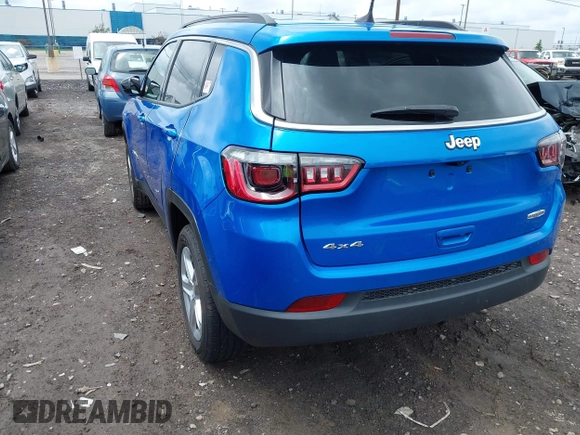 2023 Jeep Compass Latitude z VIN 3C4NJDBN6PT513561, wystawiony jako IAAI lot #42344712 z przebiegiem 4 873 mil mil oraz . Historia ofert i sprzedaży dostępna na DreamBid. Obrazek 3.