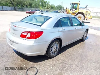 2008 Chrysler Sebring Touring z VIN 1C3LC56K58N267552, wystawiony jako IAAI lot #42273582 z przebiegiem 137 007 mil mil oraz . Historia ofert i sprzedaży dostępna na DreamBid. Obrazek 4.