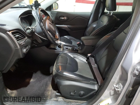 2019 Jeep Cherokee Latitude Plus z VIN 1C4PJLLB6KD129415, wystawiony jako Copart lot #55595815 z przebiegiem 94 757 mil mil oraz Szkoda całkowita • Salvage title. Historia ofert i sprzedaży dostępna na DreamBid. Obrazek 7.