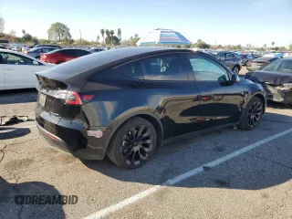2024 Tesla Model Y Long Range z VIN 7SAYGAEE2RF075681, wystawiony jako Copart lot #86433524 z przebiegiem 18 640 mil mil oraz Szkoda całkowita • Salvage title. Historia ofert i sprzedaży dostępna na DreamBid. Obrazek 3.