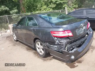 2011 Toyota Camry LE z VIN 4T1BF3EK5BU604704, wystawiony jako IAAI lot #39739905 z przebiegiem 184 706 mil mil oraz . Historia ofert i sprzedaży dostępna na DreamBid. Obrazek 3.