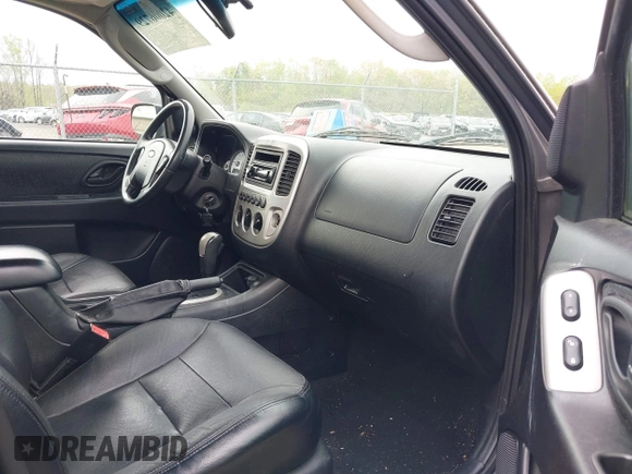 2005 Ford Escape Limited with VIN 1FMYU94155KB76337, listed as a IAAI auction lot 42006729 with 170,526 mi miles. Bid and sale history available at carsss.com. Image 5.