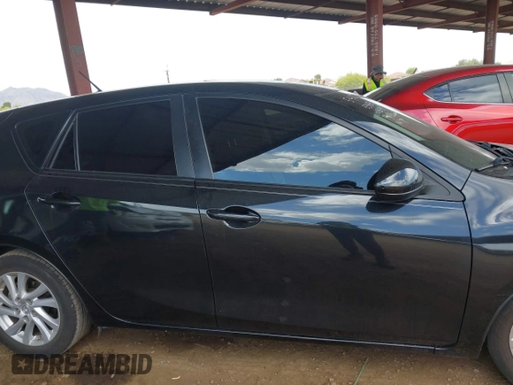 2012 Mazda 3 i Grand Touring z VIN JM1BL1M85C1608634, wystawiony jako IAAI lot #42213183 z przebiegiem 67 114 mil mil oraz . Historia ofert i sprzedaży dostępna na DreamBid. Obrazek 13.