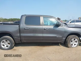 2019 Ram 1500 Big Horn z VIN 1C6RRFFGXKN709911, wystawiony jako IAAI lot #40337177 z przebiegiem 124 338 mil mil oraz . Historia ofert i sprzedaży dostępna na DreamBid. Obrazek 13.