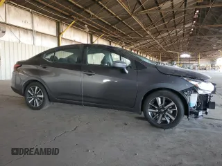 2021 Nissan Versa SV z VIN 3N1CN8EV4ML853935, wystawiony jako Copart lot #66657015 z przebiegiem 66 184 mil mil oraz Czysty tytuł • Clean title. Historia ofert i sprzedaży dostępna na DreamBid. Obrazek 4.
