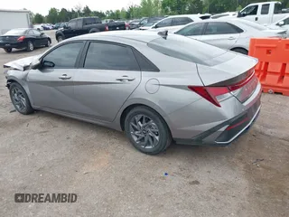 2024 Hyundai Elantra SEL z VIN KMHLM4DG2RU642396, wystawiony jako IAAI lot #42126260 z przebiegiem 15 225 mil mil oraz . Historia ofert i sprzedaży dostępna na DreamBid. Obrazek 3.