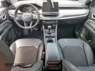 2025 Jeep Compass Latitude z VIN 3C4NJDBN1ST523066, wystawiony jako Copart lot #62210785 z przebiegiem 17 662 mil mil oraz Czysty tytuł • Clean title. Historia ofert i sprzedaży dostępna na DreamBid. Obrazek 8.