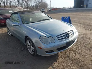 2007 Mercedes-Benz CLK-Class 3.5L with VIN WDBTK56F67F207689, listed as a IAAI auction lot 41797499 with 190,565 mi miles. Bid and sale history available at carsss.com. Image 1.