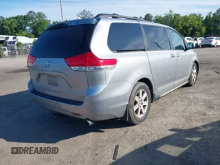 2012 Toyota Sienna XLE z VIN 5TDDK3DC6CS044409, wystawiony jako IAAI lot #42409389 z przebiegiem 231 567 mil mil oraz . Historia ofert i sprzedaży dostępna na DreamBid. Obrazek 4.