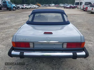 1984 Mercedes-Benz 380 SL z VIN WDBBA45A5EA014183, wystawiony jako IAAI lot #42456937 z przebiegiem 93 667 mil mil oraz . Historia ofert i sprzedaży dostępna na DreamBid. Obrazek 16.