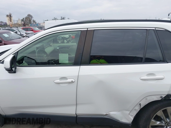 2019 Toyota RAV4 XLE Premium with VIN JTMA1RFV9KD513395, listed as a IAAI auction lot 41469143 with 28,406 mi miles. Bid and sale history available at carsss.com. Image 15.
