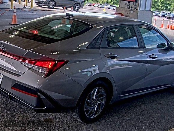 2024 Hyundai Elantra SEL z VIN KMHLM4DG8RU636246, wystawiony jako IAAI lot #42808858 z przebiegiem 37 872 mil mil oraz . Historia ofert i sprzedaży dostępna na DreamBid. Obrazek 13.