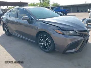 2023 Toyota Camry SE z VIN 4T1G11AK1PU744397, wystawiony jako IAAI lot #42103044 z przebiegiem 23 364 mil mil oraz . Historia ofert i sprzedaży dostępna na DreamBid. Obrazek 1.