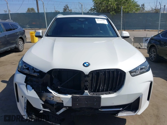 2025 BMW X5 xDrive40i z VIN 5UX23EU03S9Z14103, wystawiony jako IAAI lot #42519767 z przebiegiem 2 983 mil mil oraz . Historia ofert i sprzedaży dostępna na DreamBid. Obrazek 12.