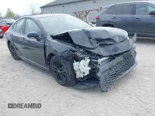 2025 Toyota Camry LE z VIN 4T1DAACK2SU566623, wystawiony jako IAAI lot #42060564 z przebiegiem 402 mil mil oraz . Historia ofert i sprzedaży dostępna na DreamBid. Obrazek 1.