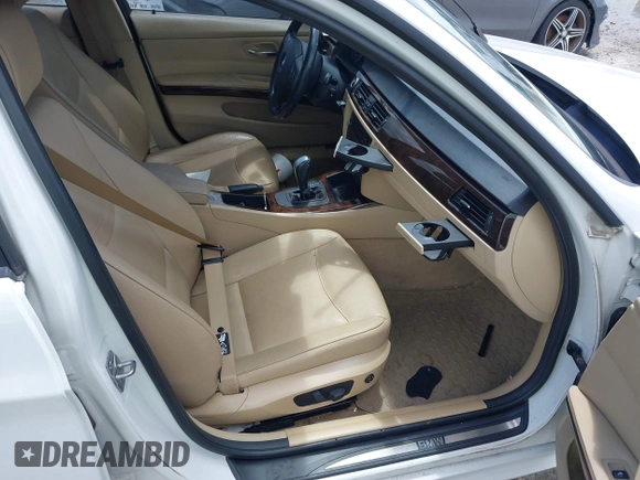 2011 BMW 3 Series 328i xDrive z VIN WBAPK5G57BNN81345, wystawiony jako IAAI lot #42756670 z przebiegiem 170 976 mil mil oraz . Historia ofert i sprzedaży dostępna na DreamBid. Obrazek 5.