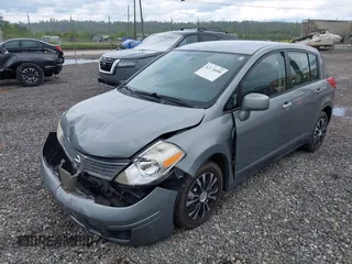 2009 Nissan Versa S z VIN 3N1BC13E19L468965, wystawiony jako IAAI lot #42174400 z przebiegiem 134 893 mil mil oraz . Historia ofert i sprzedaży dostępna na DreamBid. Obrazek 2.