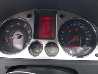 2008 Volkswagen Passat 3.6L V6 z VIN WVWCU73C08P047208, wystawiony jako IAAI lot #42022087 z przebiegiem 241 922 mil mil oraz . Historia ofert i sprzedaży dostępna na DreamBid. Obrazek 7.