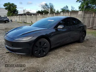 2024 Tesla Model 3 z VIN 5YJ3E1EA7RF826476, wystawiony jako Copart lot #80184564 z przebiegiem 2963 mil mil oraz Szkody całkowita. Historia ofert i sprzedaży dostępna na DreamBid. Obrazek 1.