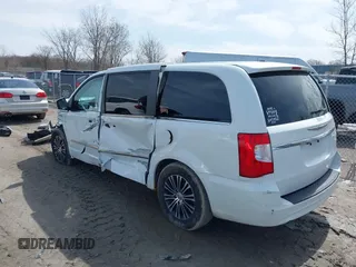 2013 Chrysler Town & Country S with VIN 2C4RC1HG6DR818396, listed as a IAAI auction lot 41922016 with 231,595 mi miles. Bid and sale history available at carsss.com. Image 3.
