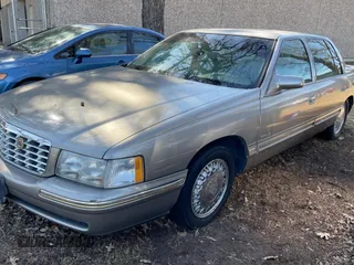 1999 Cadillac DeVille DHS z VIN 1G6KE54Y9XU783302, wystawiony jako Copart lot #42375455 z przebiegiem Nie podano mil oraz Czysty tytuł • Clean title. Historia ofert i sprzedaży dostępna na DreamBid. Obrazek 2.
