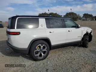 2024 Rivian R1S Adventure z VIN 7PDSGABA4RN043975, wystawiony jako Copart lot #41524615 z przebiegiem 6 807 mil mil oraz Szkoda całkowita • Salvage title. Historia ofert i sprzedaży dostępna na DreamBid. Obrazek 3.