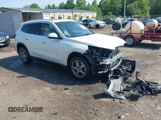 2023 BMW X1 xDrive28i z VIN WBX73EF00P5W02309, wystawiony jako IAAI lot #42399269 z przebiegiem 33 154 mil mil oraz . Historia ofert i sprzedaży dostępna na DreamBid. Obrazek 1.