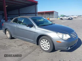 2008 Chrysler Sebring LX z VIN 1C3LC45K38N107472, wystawiony jako IAAI lot #42500654 z przebiegiem 180 063 mil mil oraz . Historia ofert i sprzedaży dostępna na DreamBid. Obrazek 1.