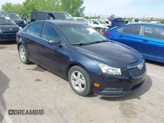 2014 Chevrolet Cruze 1LT z VIN 1G1PC5SB8E7111274, wystawiony jako IAAI lot #42224782 z przebiegiem 111 304 mil mil oraz . Historia ofert i sprzedaży dostępna na DreamBid. Obrazek 1.
