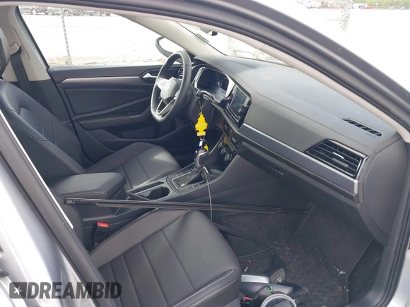 2023 Volkswagen Jetta SE z VIN 3VW7M7BU2PM056005, wystawiony jako IAAI lot #41768826 z przebiegiem 33 838 mil mil oraz . Historia ofert i sprzedaży dostępna na DreamBid. Obrazek 5.