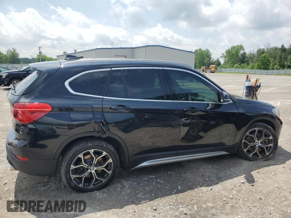 2020 BMW X1 xDrive28i z VIN WBXJG9C08L5P21466, wystawiony jako Copart lot #61664675 z przebiegiem 54 176 mil mil oraz Szkoda całkowita • Salvage title. Historia ofert i sprzedaży dostępna na DreamBid. Obrazek 3.