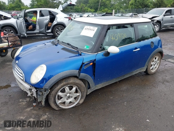 2006 MINI Hardtop with VIN WMWRC33516TK18735, listed as a IAAI auction lot 42519124 with 135,976 mi miles and . Bid and sale history available at DreamBid. Image 2.