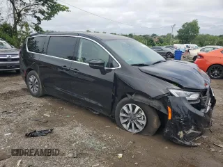 2024 Chrysler Pacifica Hybrid Select with VIN 2C4RC1S7XRR130577, listed as a Copart auction lot 58790055 with 30,530 mi miles and Clean title. Bid and sale history available at DreamBid. Image 4.