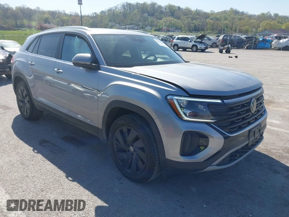 2024 Volkswagen Atlas SE z VIN 1V2KE2CA3RC243791, wystawiony jako IAAI lot #42037645 z przebiegiem 24 932 mil mil oraz . Historia ofert i sprzedaży dostępna na DreamBid. Obrazek 1.