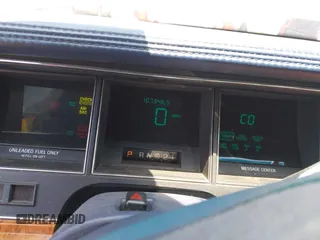 1994 Lincoln Town Car Signature z VIN 1LNLM82W2RY628475, wystawiony jako IAAI lot #42320445 z przebiegiem 107 346 mil mil oraz . Historia ofert i sprzedaży dostępna na DreamBid. Obrazek 7.