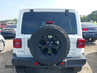 2021 Jeep Wrangler Unlimited Sahara z VIN 1C4JJXP6XMW840844, wystawiony jako IAAI lot #42152271 z przebiegiem 68 209 mil mil oraz . Historia ofert i sprzedaży dostępna na DreamBid. Obrazek 16.