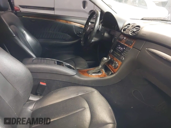 2009 Mercedes-Benz CLK 550 z VIN WDBTJ72H09F265130, wystawiony jako IAAI lot #42436761 z przebiegiem 133 527 mil mil oraz . Historia ofert i sprzedaży dostępna na DreamBid. Obrazek 5.