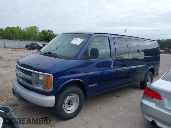 2002 Chevrolet Express with VIN 1GAHG39RX21222715, listed as a IAAI auction lot 42201370 with 107,516 mi miles. Bid and sale history available at carsss.com. Image 2.