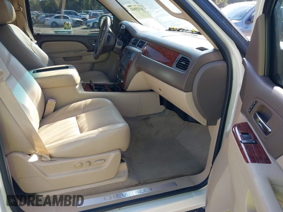 2013 Chevrolet Avalanche LTZ with VIN 3GNTKGE73DG377940, listed as a IAAI auction lot 40379669 with 91,815 mi miles. Bid and sale history available at carsss.com. Image 5.