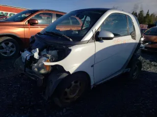 2015 Smart fortwo Passion z VIN WMEEJ3BA5FK817411, wystawiony jako Copart lot #51834455 z przebiegiem 63 143 mil mil oraz Szkody całkowita. Historia ofert i sprzedaży dostępna na DreamBid. Obrazek 1.