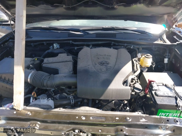 2019 Toyota Tacoma 4WD SR with VIN 3TMCZ5AN2KM268915, listed as a IAAI auction lot 41696555 with 33,573 mi miles. Bid and sale history available at carsss.com. Image 10.