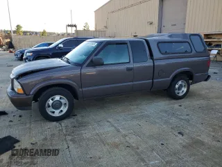 2000 GMC Sonoma SLS w/1SF Pkg with VIN 1GTCS1955Y8226155, listed as a Copart auction lot 83220424 with 87,604 mi miles and Salvage Title. Bid and sale history available at carsss.com. Image 1.