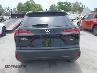 2024 Toyota Corolla Cross XLE z VIN 7MUEAABG8RV084586, wystawiony jako IAAI lot #42211214 z przebiegiem 16 316 mil mil oraz . Historia ofert i sprzedaży dostępna na DreamBid. Obrazek 16.