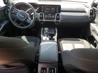 2022 Kia Sorento LX z VIN 5XYRG4LC9NG086684, wystawiony jako Copart lot #48925425 z przebiegiem 51 376 mil mil oraz Szkoda całkowita • Salvage title. Historia ofert i sprzedaży dostępna na DreamBid. Obrazek 8.