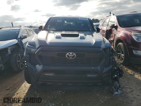 2024 Toyota Tacoma SR5 z VIN 3TYLB5JN0RT056369, wystawiony jako Copart lot #56704105 z przebiegiem 12 025 mil mil oraz Szkoda całkowita • Salvage title. Historia ofert i sprzedaży dostępna na DreamBid. Obrazek 5.
