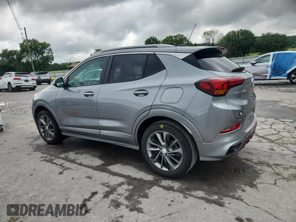 2023 Buick Encore GX Select z VIN KL4MMDSL6PB066405, wystawiony jako Copart lot #59940995 z przebiegiem 26 385 mil mil oraz Czysty tytuł • Clean title. Historia ofert i sprzedaży dostępna na DreamBid. Obrazek 2.