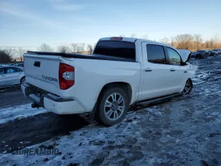 2019 Toyota Tundra SR5 z VIN 5TFAY5F12KX828829, wystawiony jako Copart lot #44032935 z przebiegiem Nie podano mil oraz Szkoda całkowita • Salvage title. Historia ofert i sprzedaży dostępna na DreamBid. Obrazek 3.