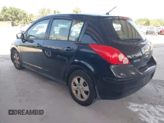 2009 Nissan Versa S z VIN 3N1BC13E19L476855, wystawiony jako IAAI lot #42319486 z przebiegiem 98 425 mil mil oraz . Historia ofert i sprzedaży dostępna na DreamBid. Obrazek 3.