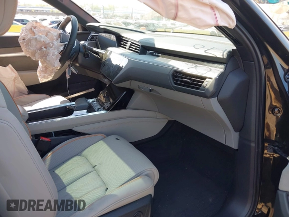 2024 Audi Q8 e-tron Prestige z VIN WA16ABGE6RB005963, wystawiony jako IAAI lot #42067970 z przebiegiem 7 113 mil mil oraz . Historia ofert i sprzedaży dostępna na DreamBid. Obrazek 5.